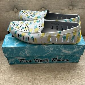 Floafers size 8 D Country Club Driver/Pineapple